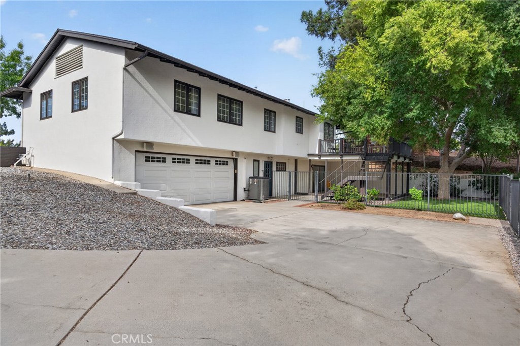 636 E Mariposa