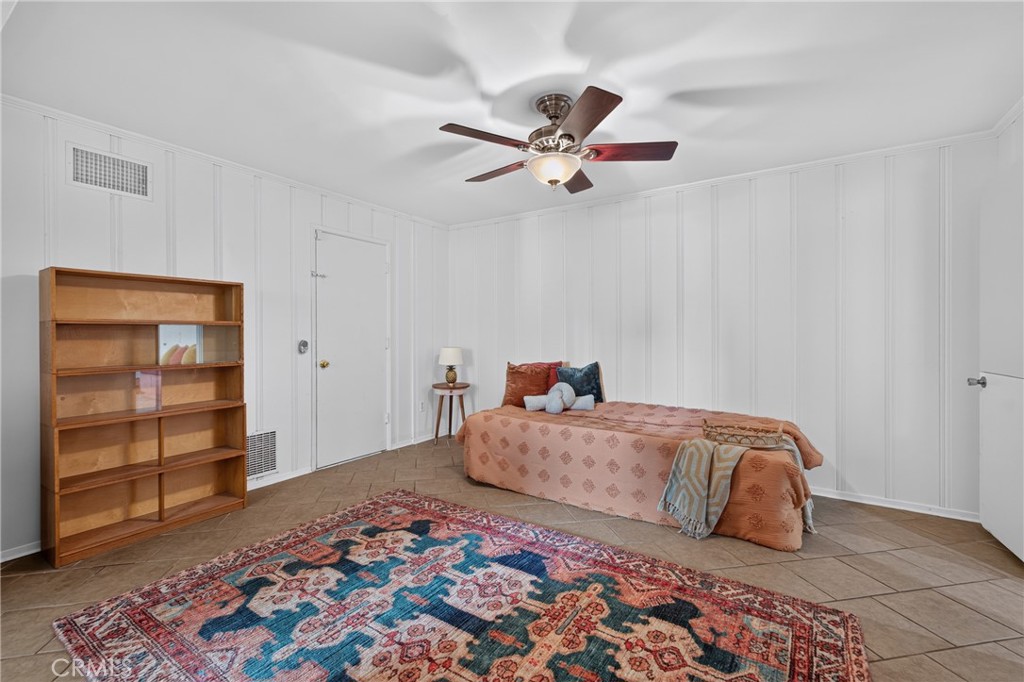 636 E Mariposa
