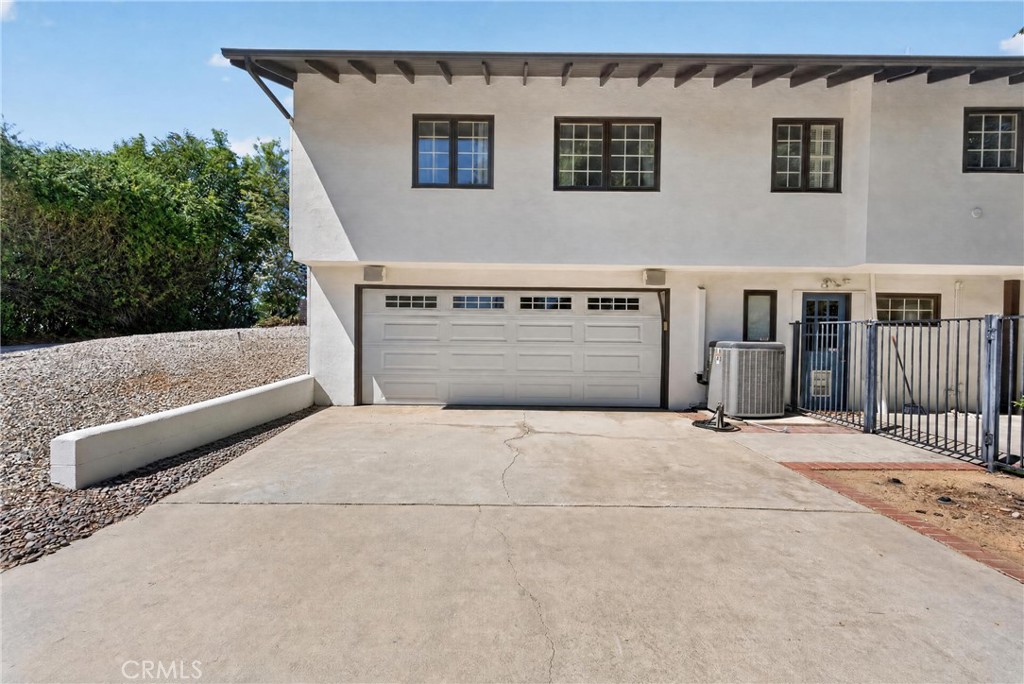 636 E Mariposa