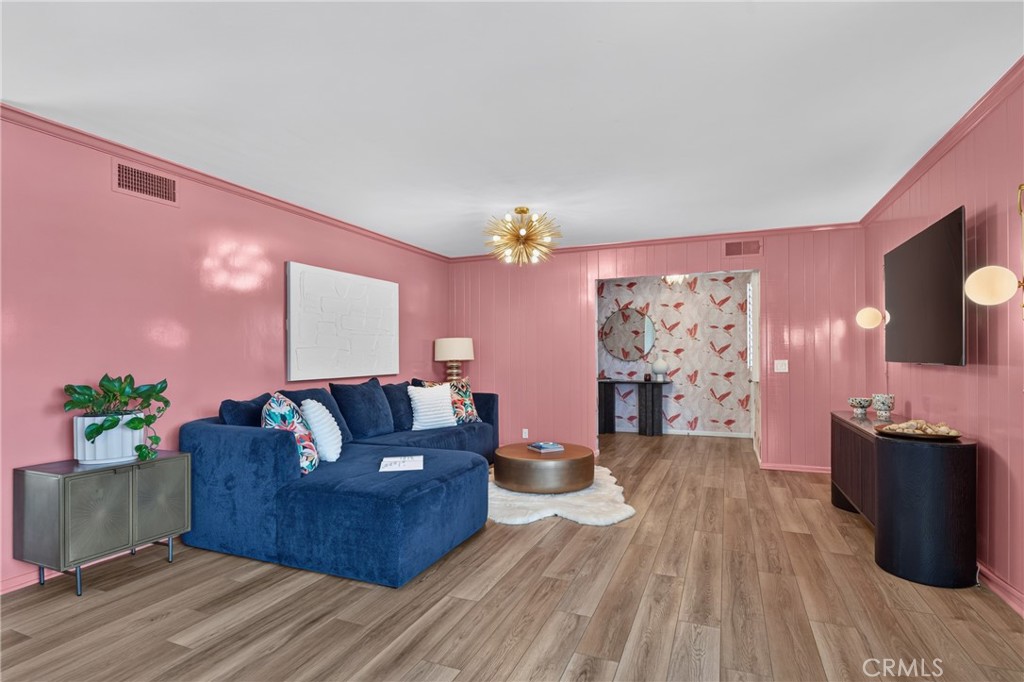 636 E Mariposa