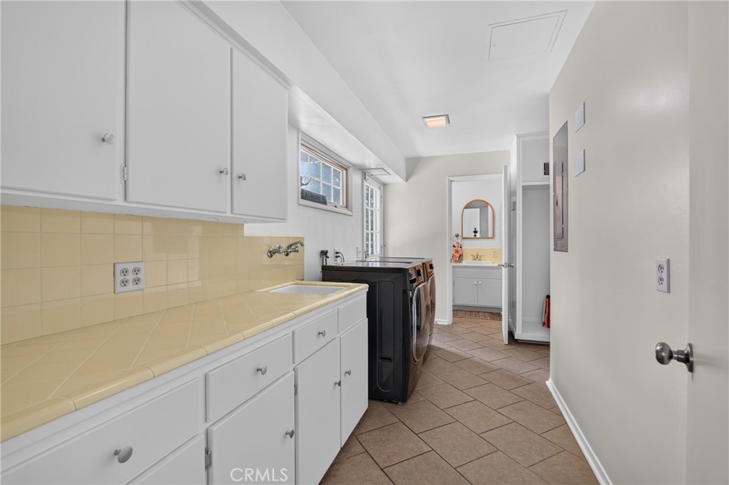 636 E Mariposa