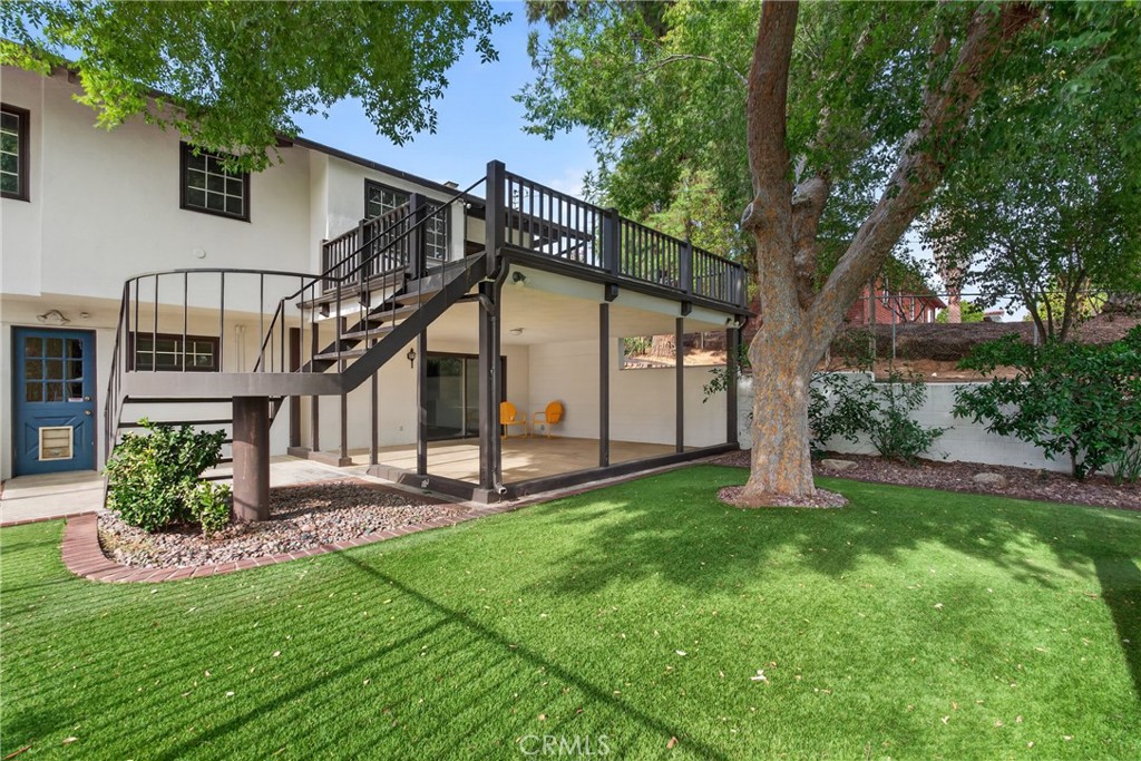 636 E Mariposa
