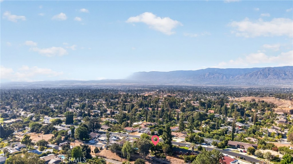 636 E Mariposa