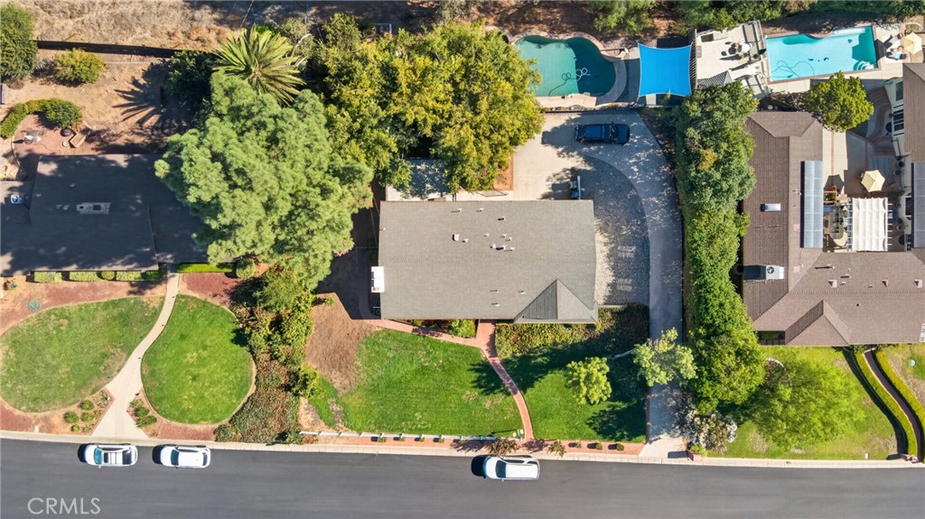 636 E Mariposa