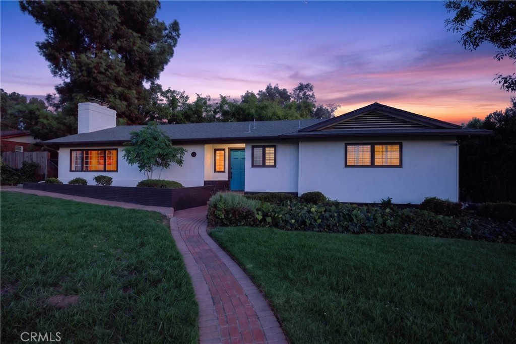 636 E Mariposa