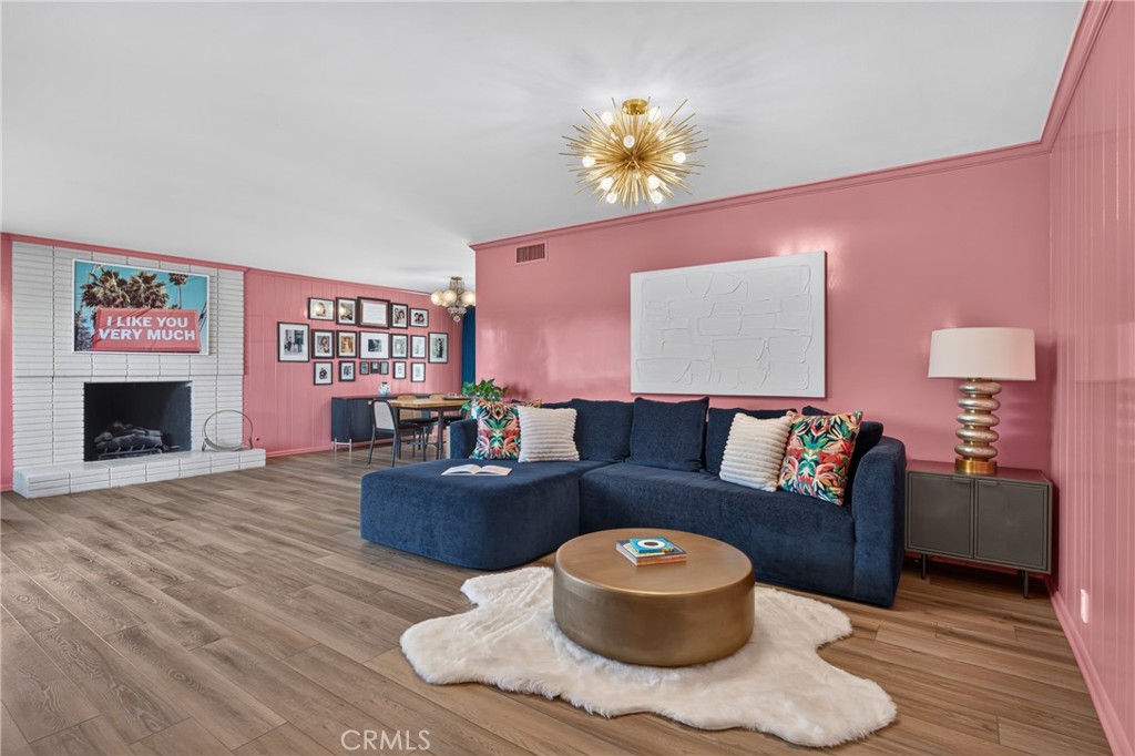 636 E Mariposa