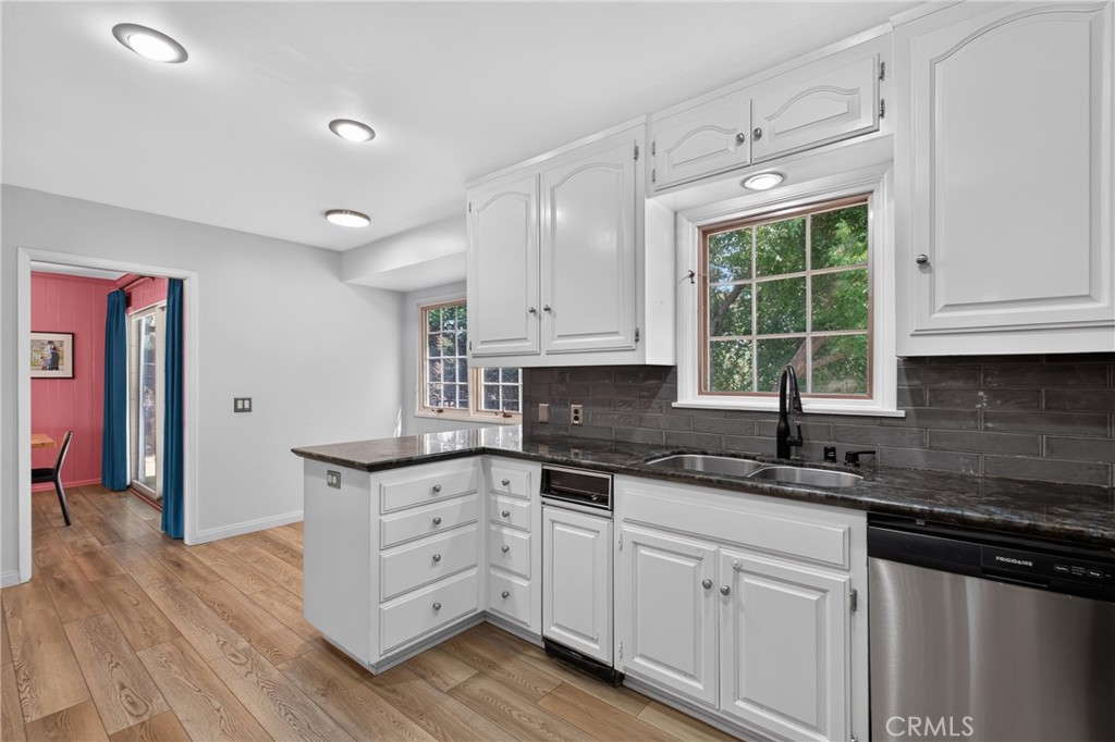 636 E Mariposa
