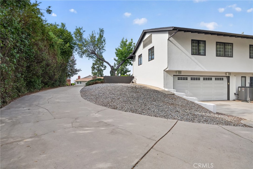 636 E Mariposa
