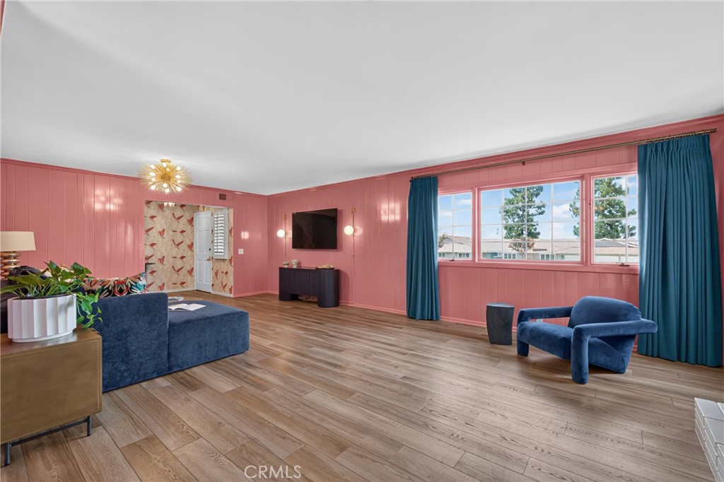636 E Mariposa