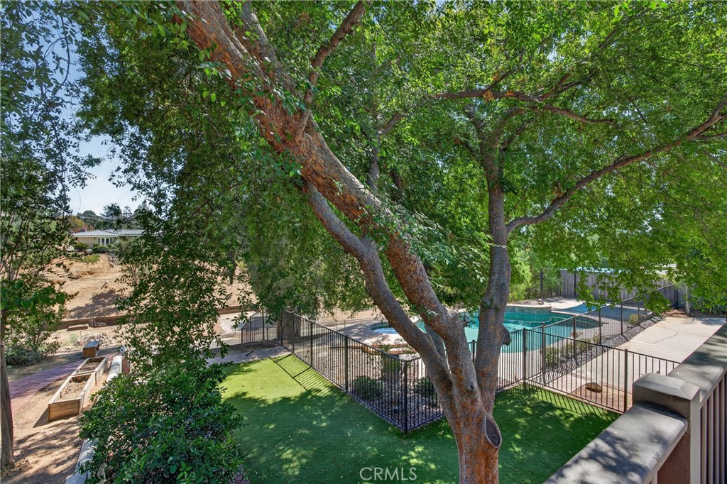 636 E Mariposa
