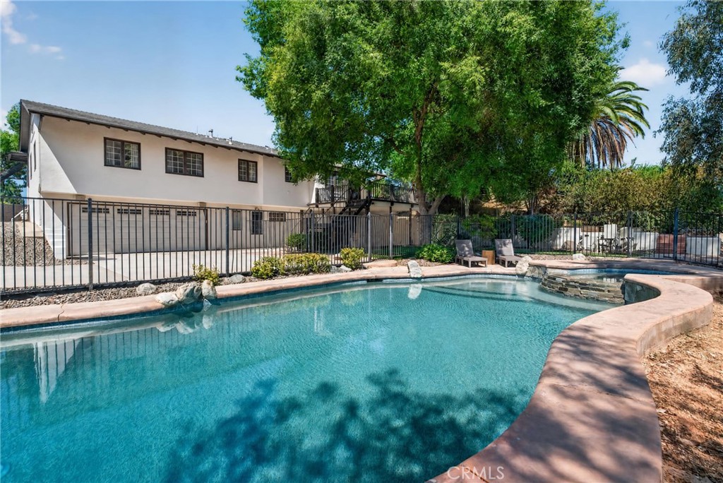 636 E Mariposa