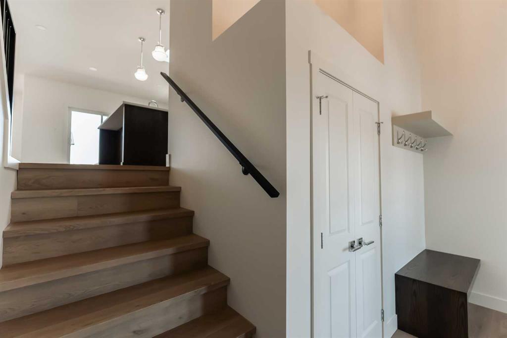 533 Riverhills Way W