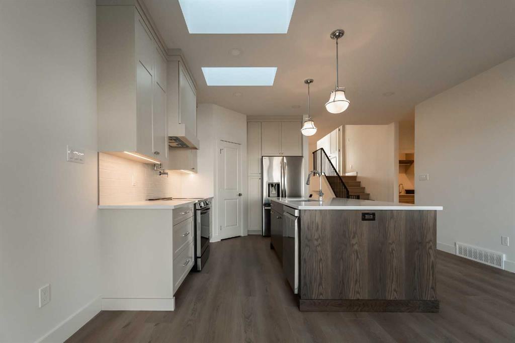 533 Riverhills Way W