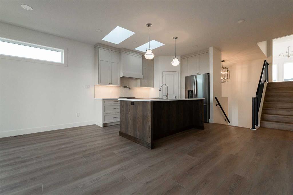 533 Riverhills Way W