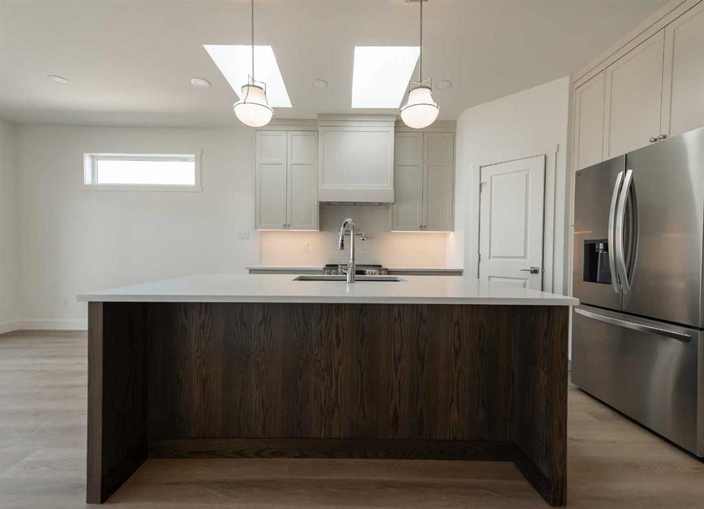 533 Riverhills Way W