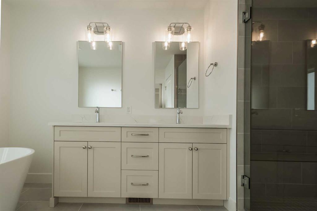 533 Riverhills Way W