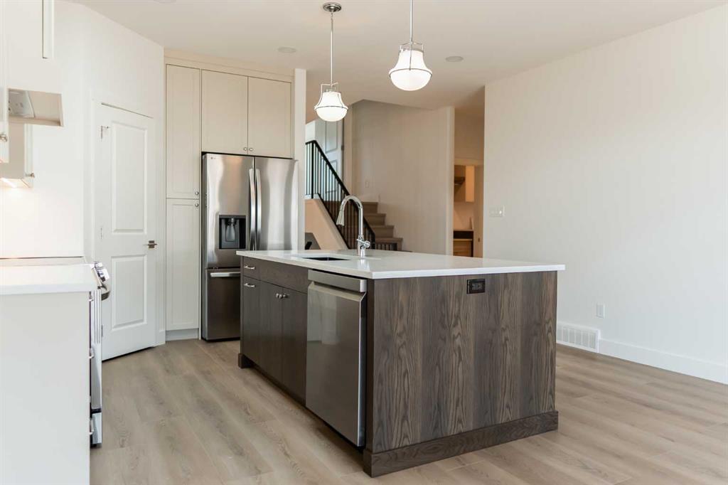 533 Riverhills Way W