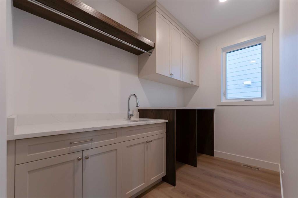 533 Riverhills Way W