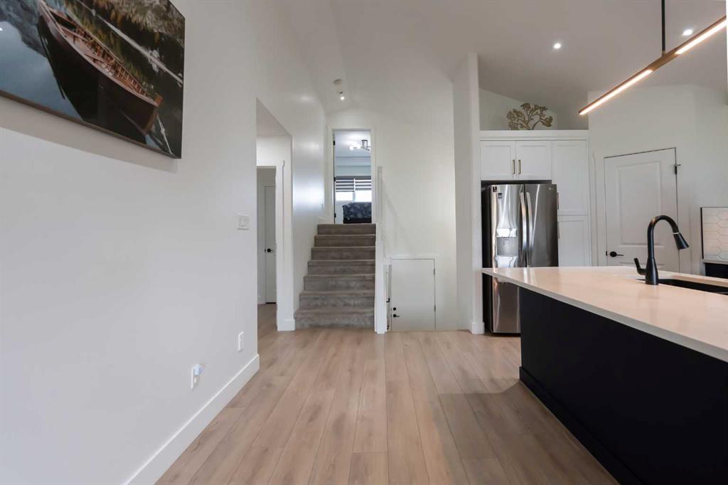 692 Sixmile Crescent S