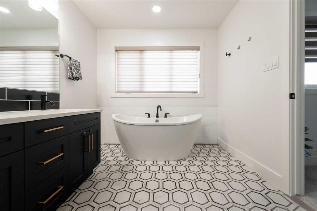 692 Sixmile Crescent S