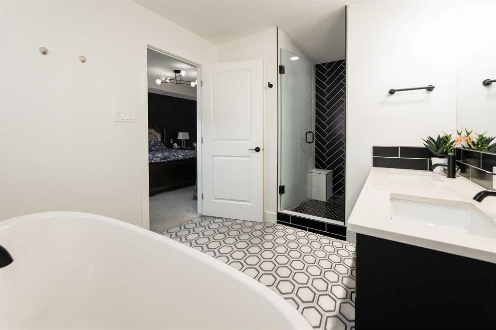 692 Sixmile Crescent S