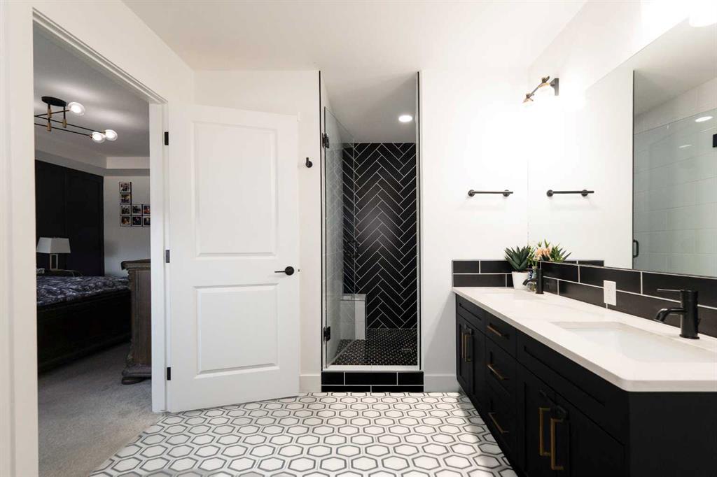 692 Sixmile Crescent S