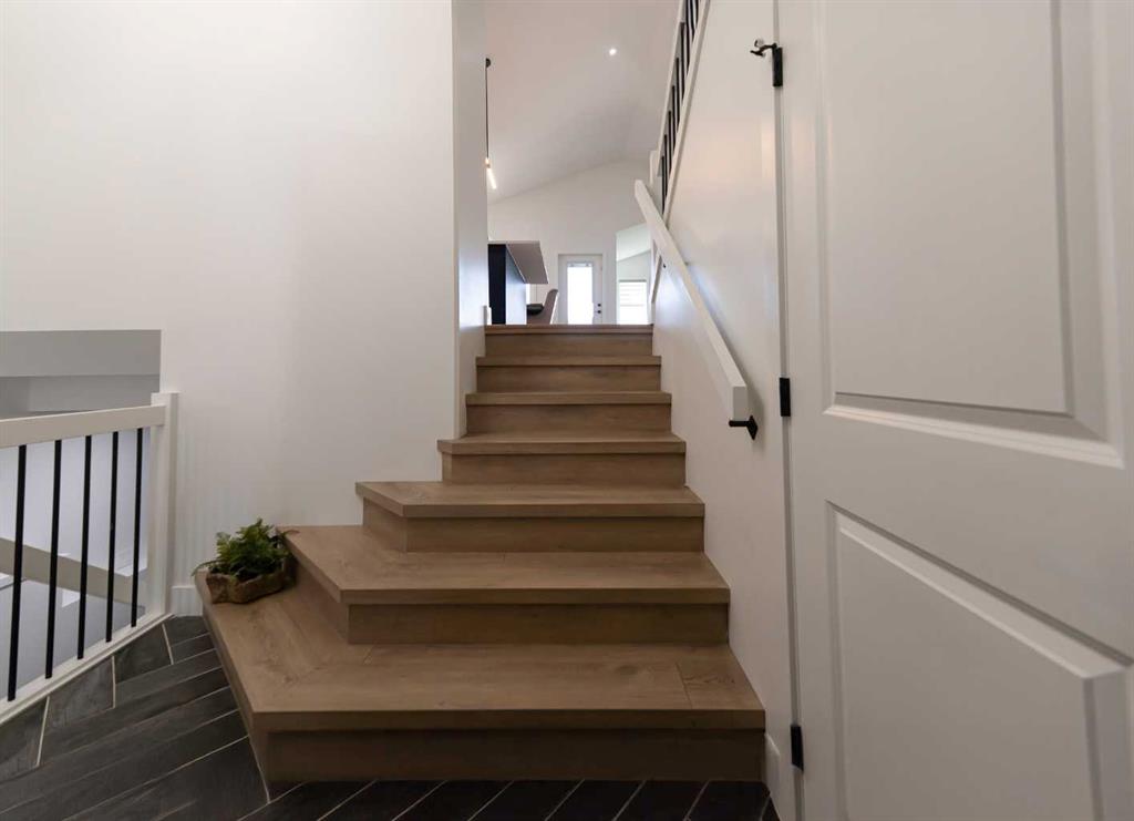 692 Sixmile Crescent S