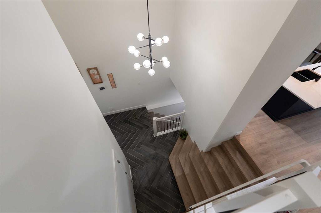 692 Sixmile Crescent S