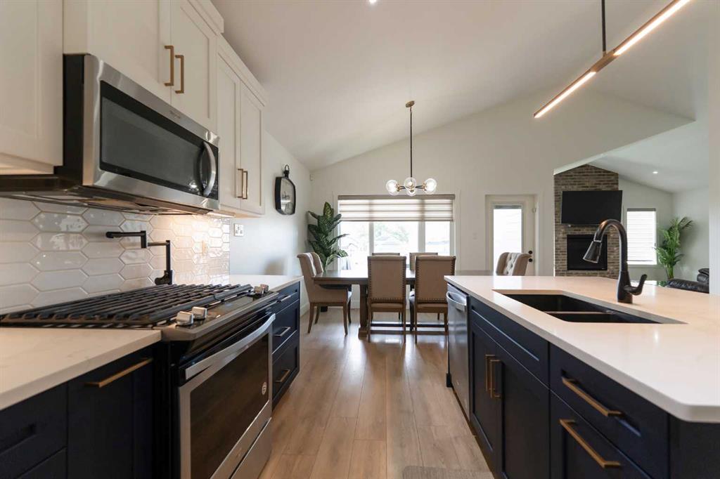 692 Sixmile Crescent S