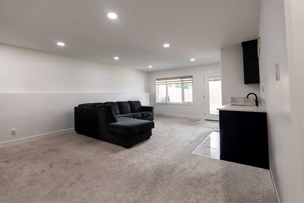 692 Sixmile Crescent S