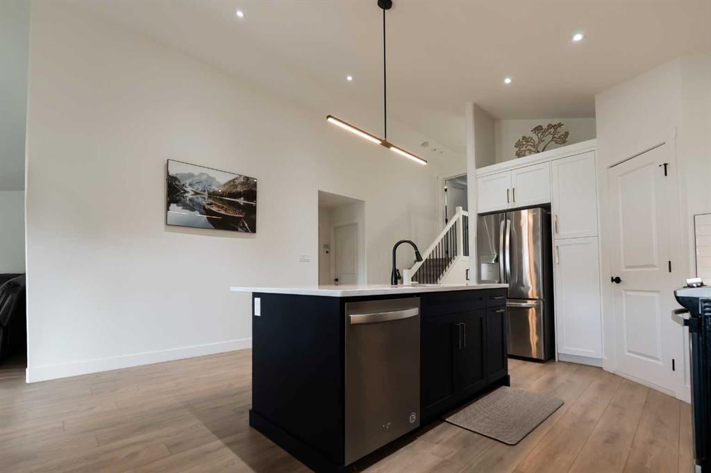 692 Sixmile Crescent S