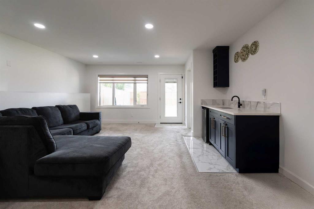 692 Sixmile Crescent S