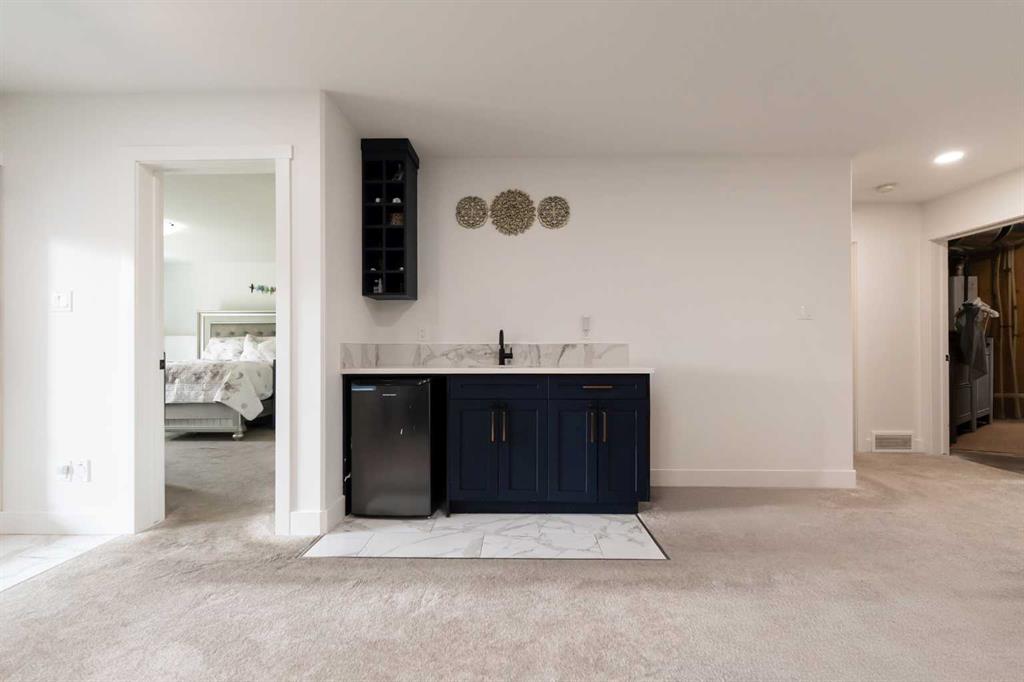 692 Sixmile Crescent S