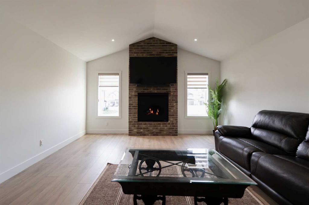 692 Sixmile Crescent S