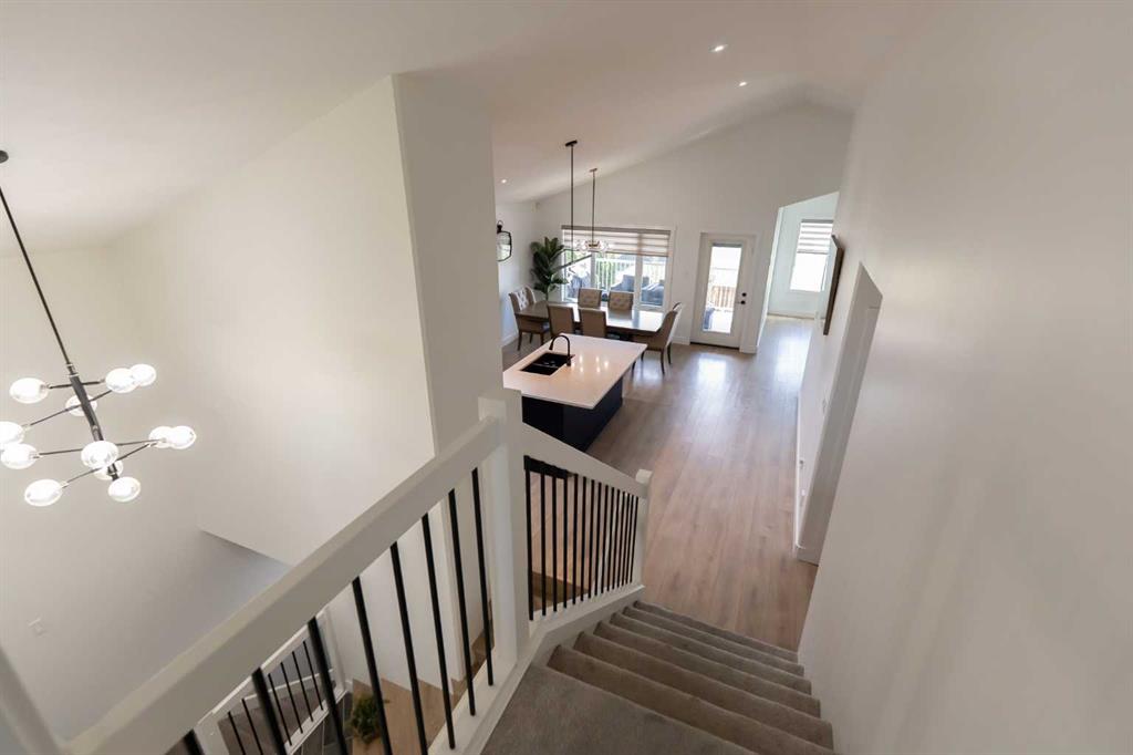 692 Sixmile Crescent S