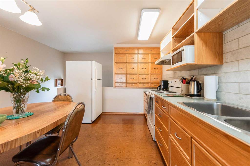 1213 Ventura Place N