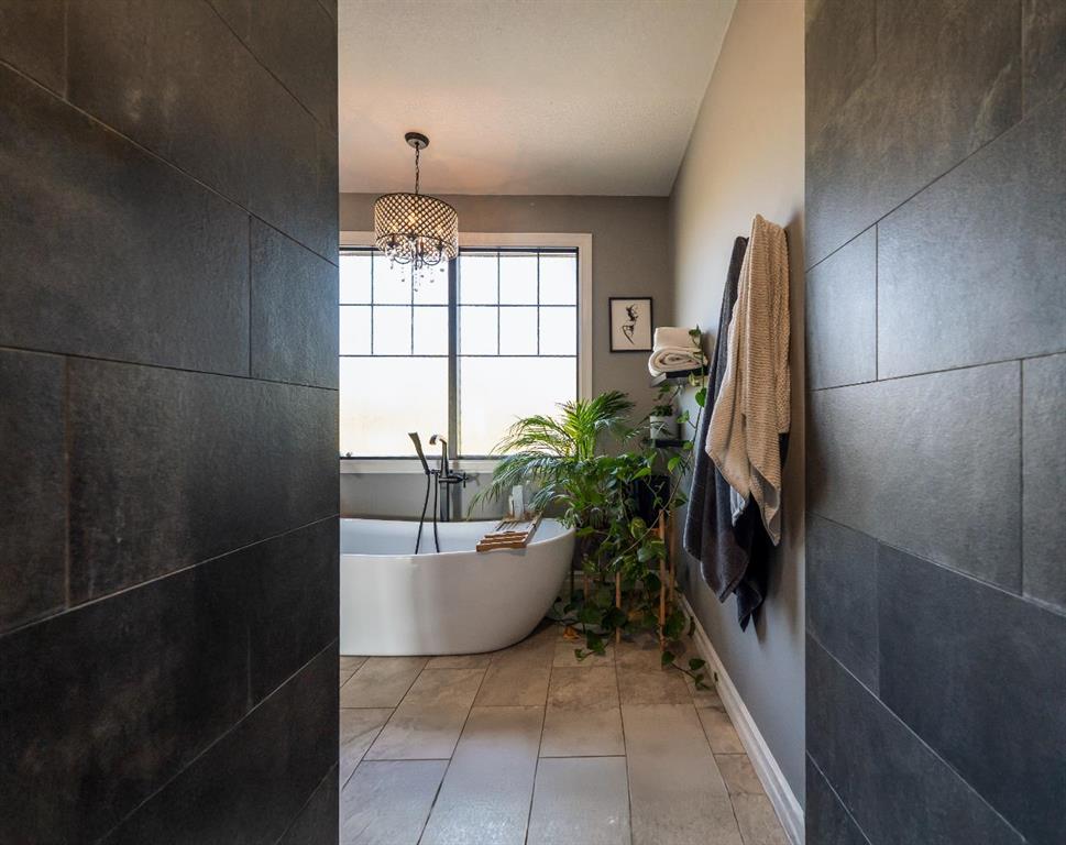 105 Whitetail Place W