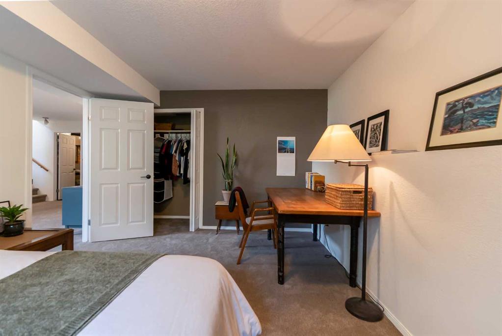 82 Rivercrest Court W