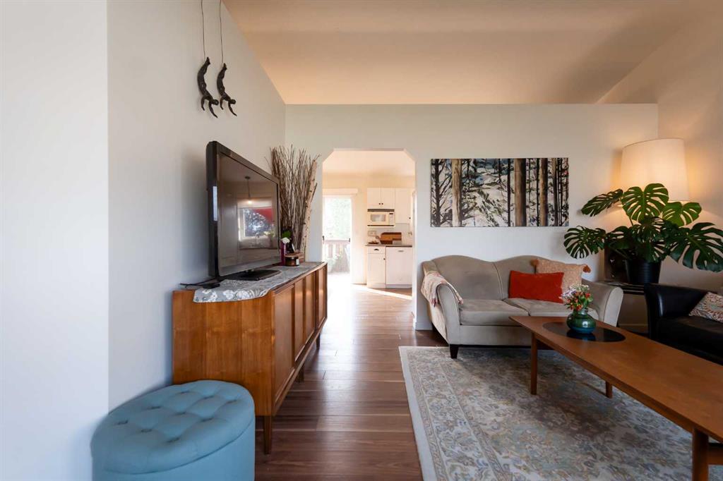 82 Rivercrest Court W