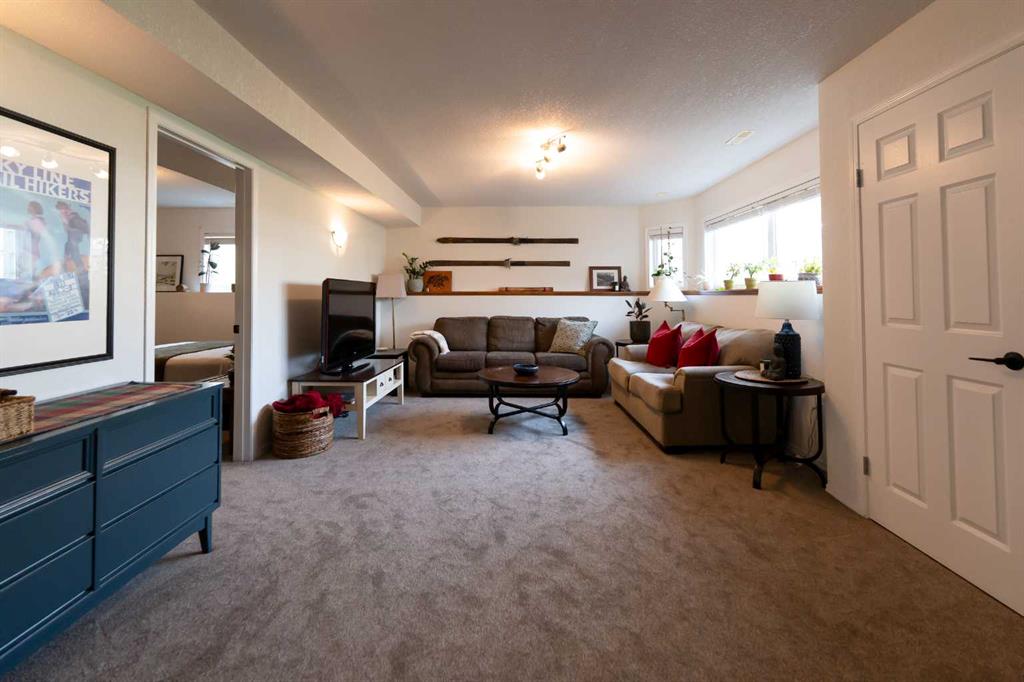 82 Rivercrest Court W