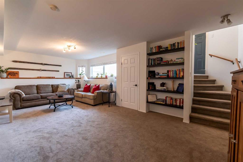 82 Rivercrest Court W