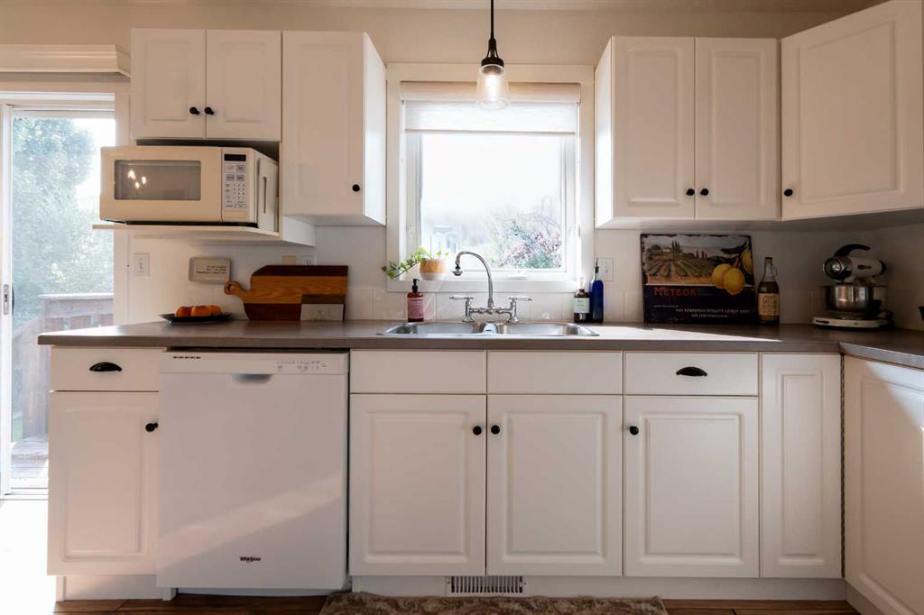 82 Rivercrest Court W