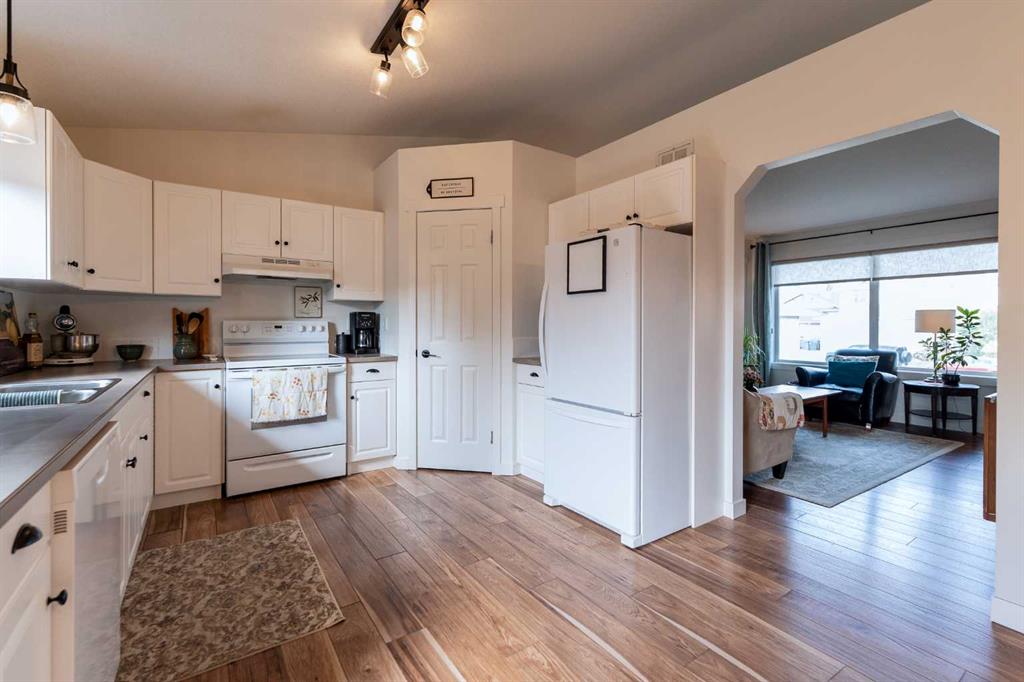 82 Rivercrest Court W