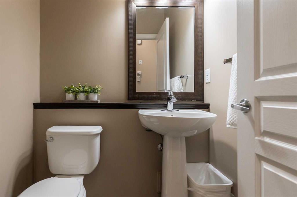 733 Twinriver Loop W