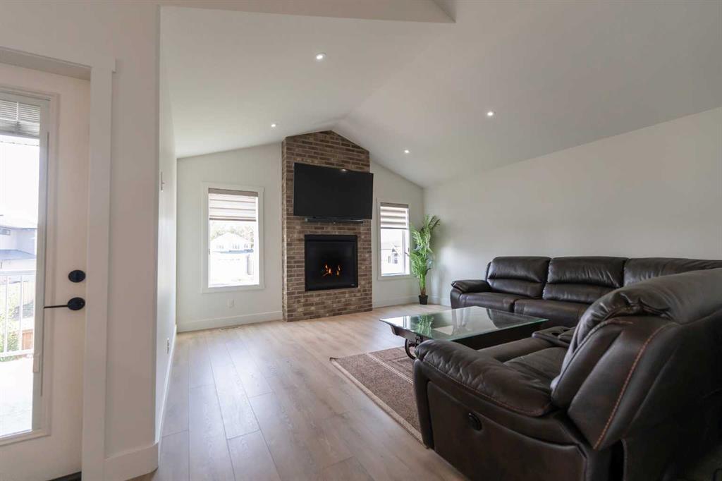 692 Sixmile Crescent S