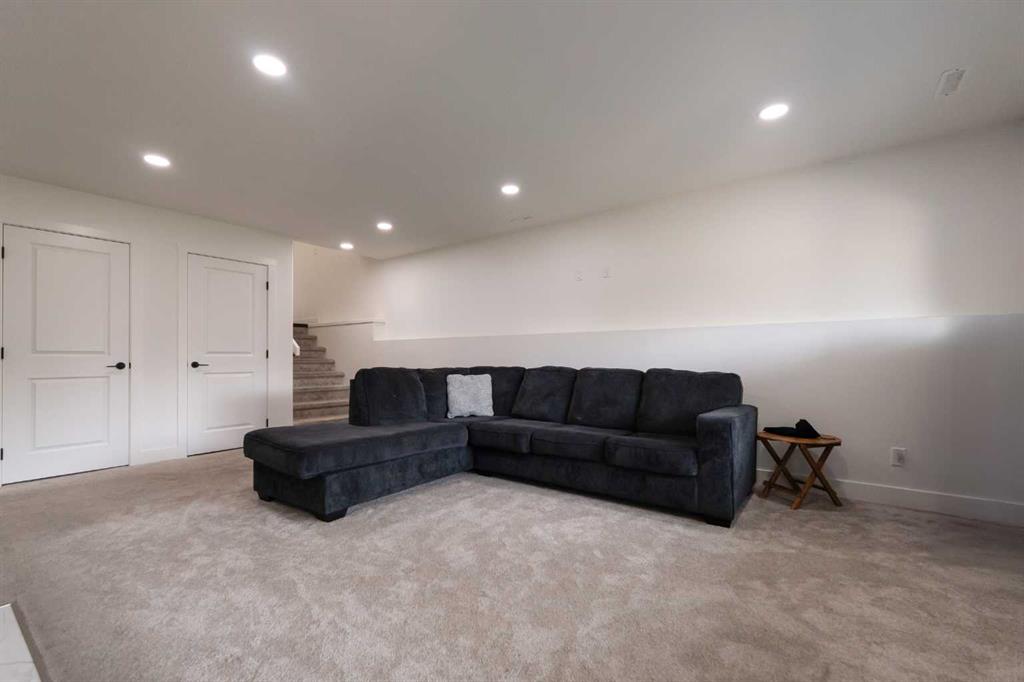 692 Sixmile Crescent S