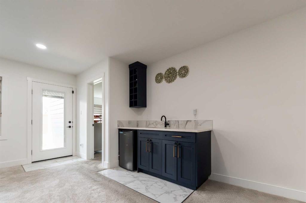 692 Sixmile Crescent S