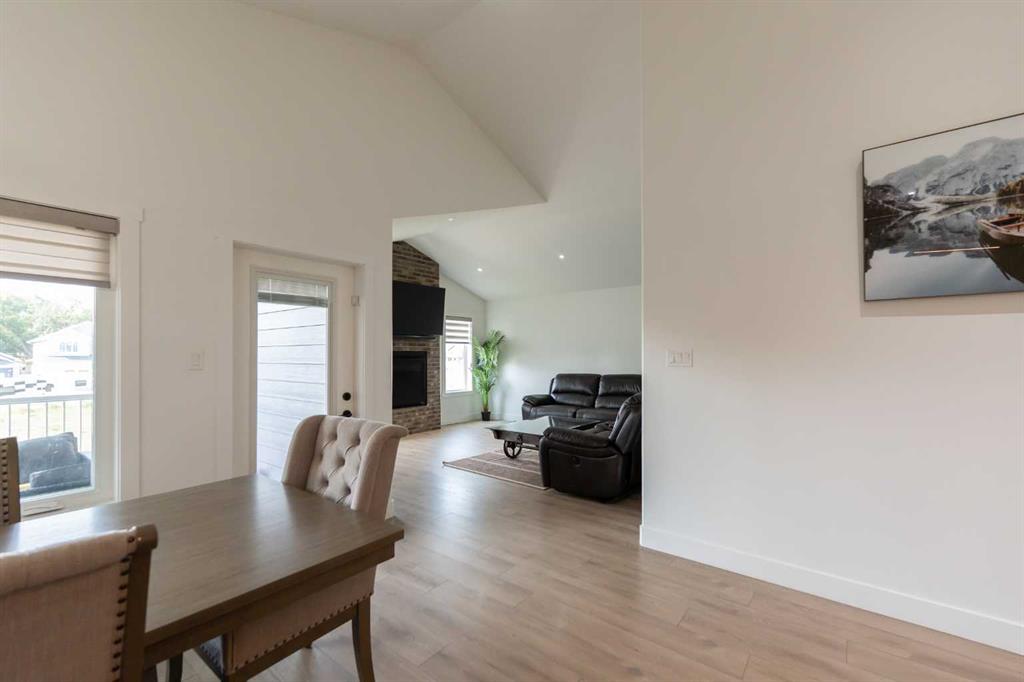 692 Sixmile Crescent S