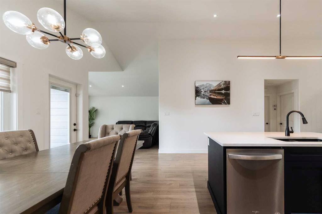 692 Sixmile Crescent S