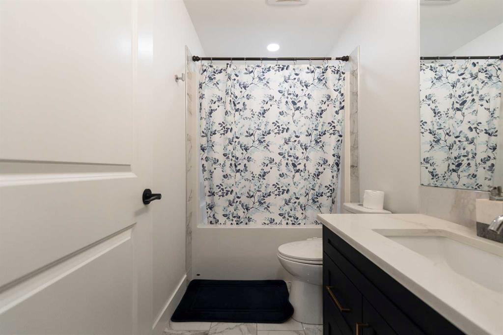 692 Sixmile Crescent S